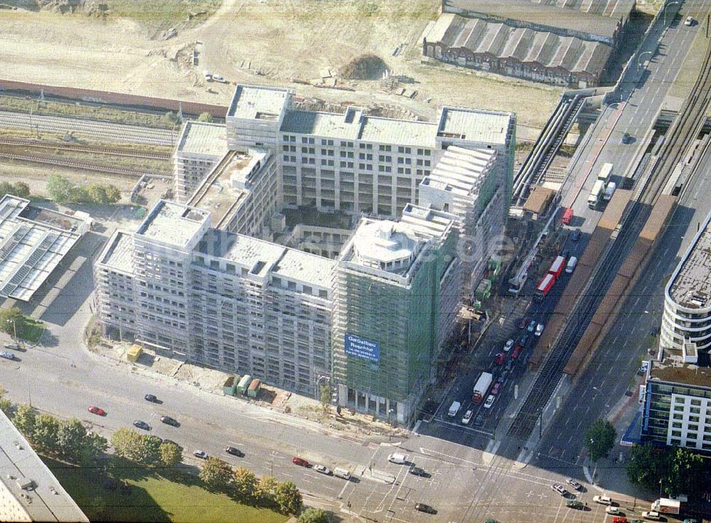 Berlin - Lichtenberg von oben - Bauruine des Büro- und Geschäftshauses an der Landsberger Allee / Ecke Storkower Straße in Berlin - Lichtenberg.