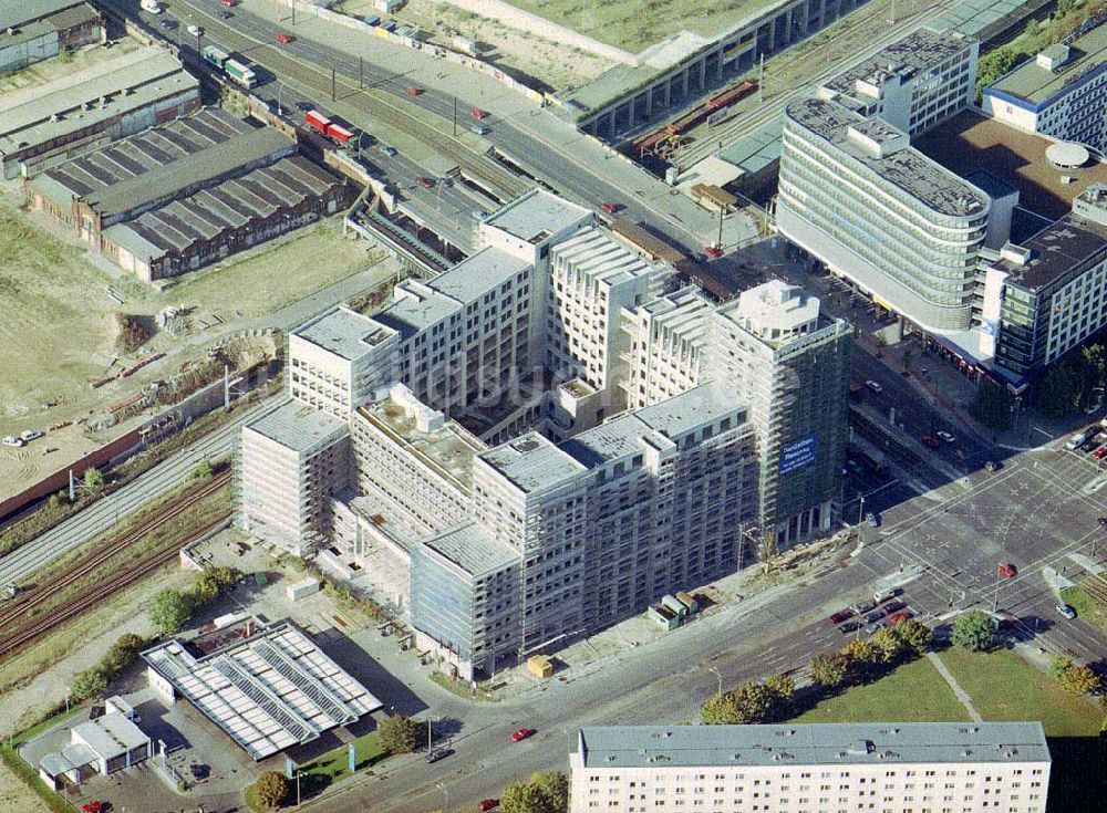 Berlin - Lichtenberg aus der Vogelperspektive: Bauruine des Büro- und Geschäftshauses an der Landsberger Allee / Ecke Storkower Straße in Berlin - Lichtenberg.