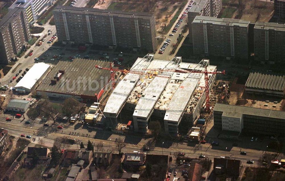 Berlin - Hohenschönhausen aus der Vogelperspektive: Baus des Einkaufzentrums Storchenhof an der Leuenberger Straße