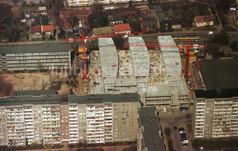 Luftaufnahme Berlin - Hohenschönhausen - Baus des Einkaufzentrums Storchenhof an der Leuenberger Straße