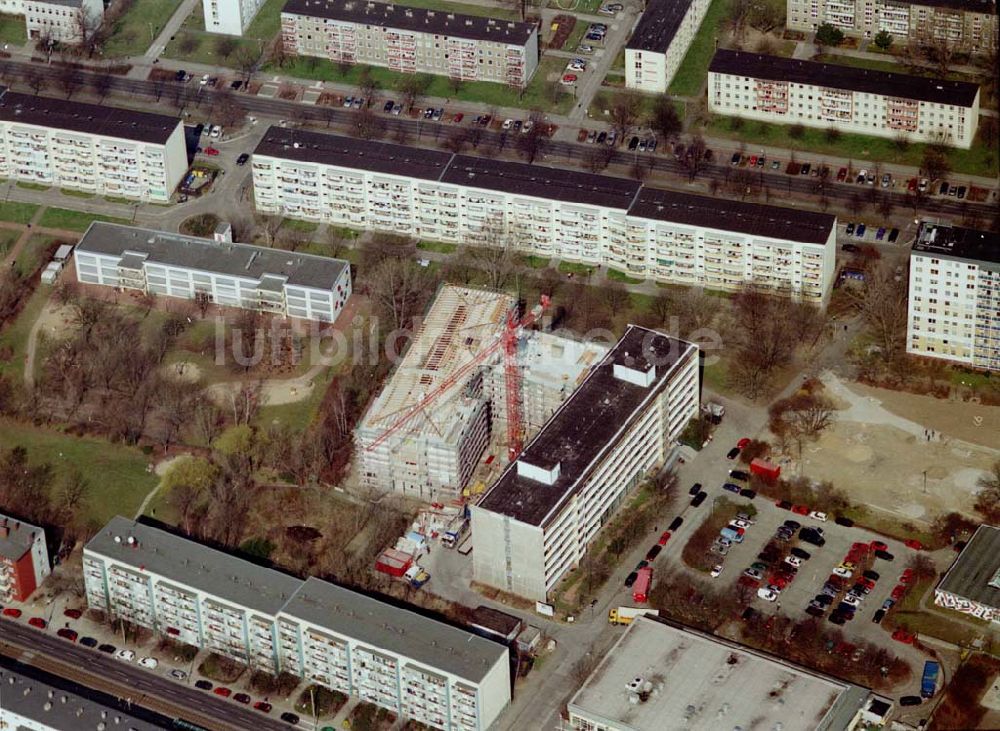 Luftbild Berlin-Weißensee - Baustelle der Albert-Schweizer-Stiftung auf dem Gelände des Altenpflegeheimes an der Buschallee in Berlin Weißensee