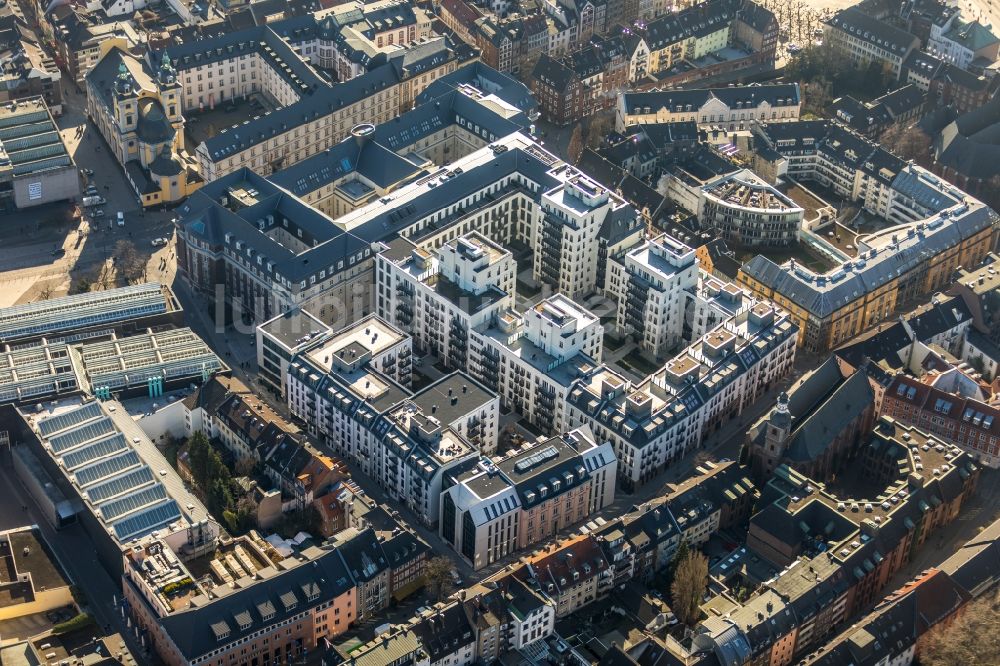 Luftbild Düsseldorf - Baustelle Andreas Quartier zum Umbau und Ausbau des denkmalgeschützten Altbau- Gebäudes des ehemaligen Amtsgerichtsgebäude an der Mühlenstraße in Düsseldorf im Bundesland Nordrhein-Westfalen