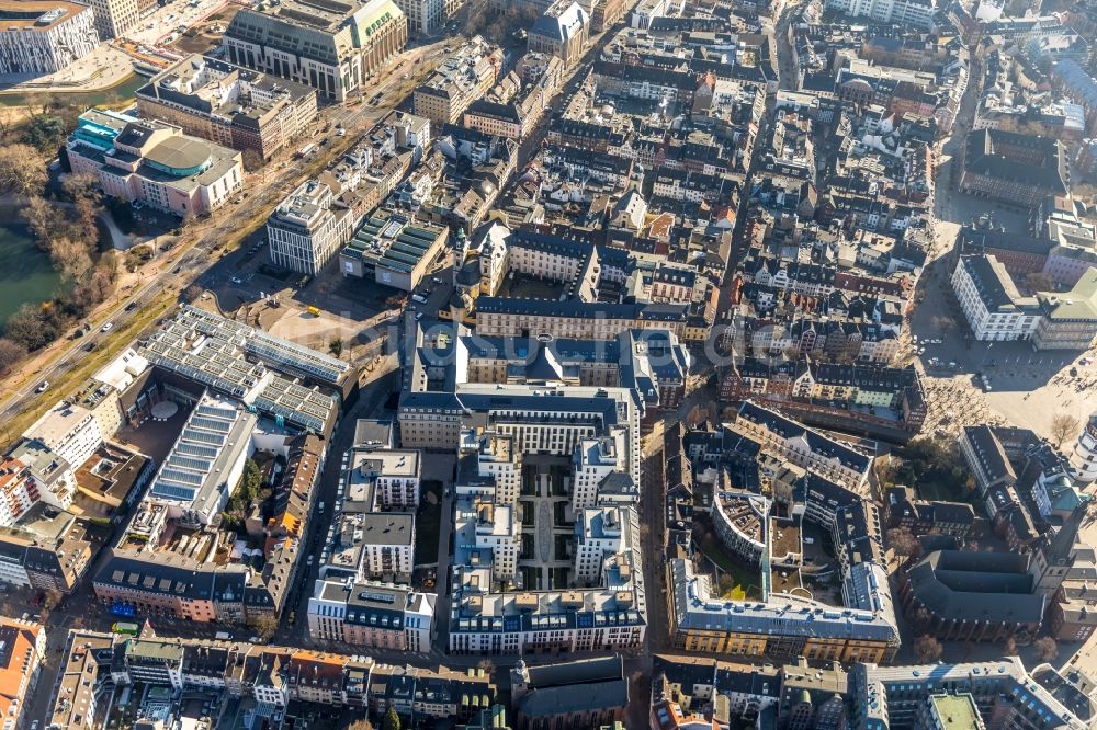 Düsseldorf von oben - Baustelle Andreas Quartier zum Umbau und Ausbau des denkmalgeschützten Altbau- Gebäudes des ehemaligen Amtsgerichtsgebäude an der Mühlenstraße in Düsseldorf im Bundesland Nordrhein-Westfalen