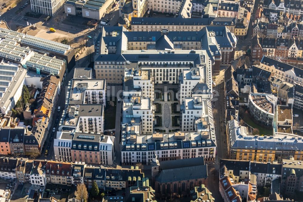 Düsseldorf von oben - Baustelle Andreas Quartier zum Umbau und Ausbau des denkmalgeschützten Altbau- Gebäudes des ehemaligen Amtsgerichtsgebäude an der Mühlenstraße in Düsseldorf im Bundesland Nordrhein-Westfalen