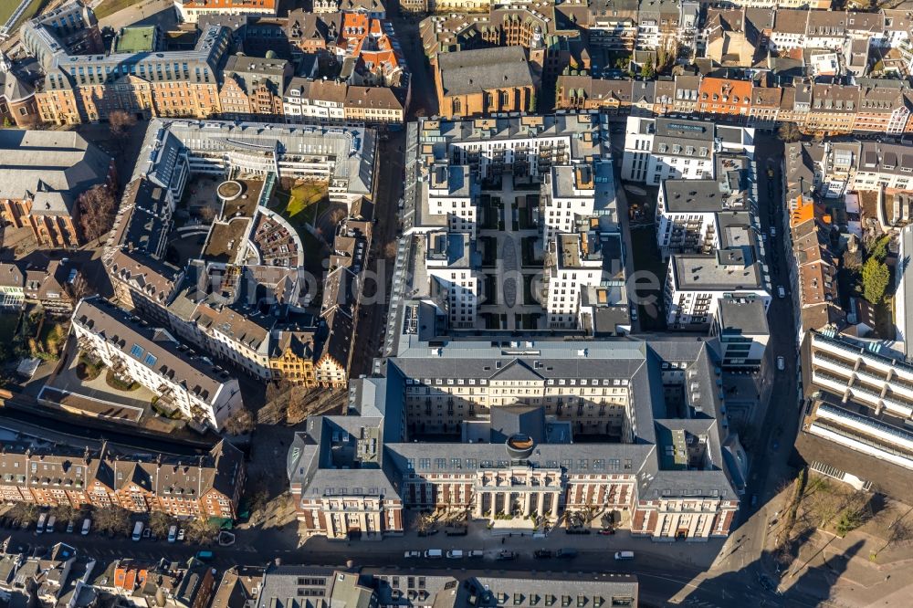 Luftbild Düsseldorf - Baustelle Andreas Quartier zum Umbau und Ausbau des denkmalgeschützten Altbau- Gebäudes des ehemaligen Amtsgerichtsgebäude an der Mühlenstraße in Düsseldorf im Bundesland Nordrhein-Westfalen