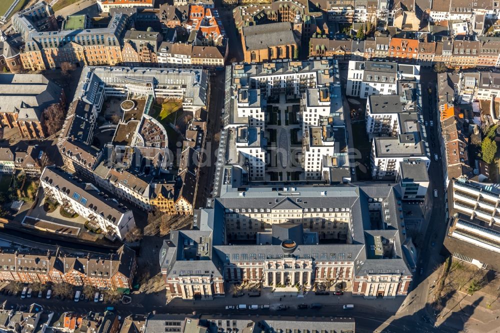 Luftaufnahme Düsseldorf - Baustelle Andreas Quartier zum Umbau und Ausbau des denkmalgeschützten Altbau- Gebäudes des ehemaligen Amtsgerichtsgebäude an der Mühlenstraße in Düsseldorf im Bundesland Nordrhein-Westfalen