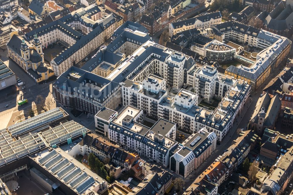 Düsseldorf von oben - Baustelle Andreas Quartier zum Umbau und Ausbau des denkmalgeschützten Altbau- Gebäudes des ehemaligen Amtsgerichtsgebäude an der Mühlenstraße in Düsseldorf im Bundesland Nordrhein-Westfalen