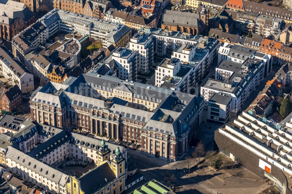 Düsseldorf aus der Vogelperspektive: Baustelle Andreas Quartier zum Umbau und Ausbau des denkmalgeschützten Altbau- Gebäudes des ehemaligen Amtsgerichtsgebäude an der Mühlenstraße in Düsseldorf im Bundesland Nordrhein-Westfalen