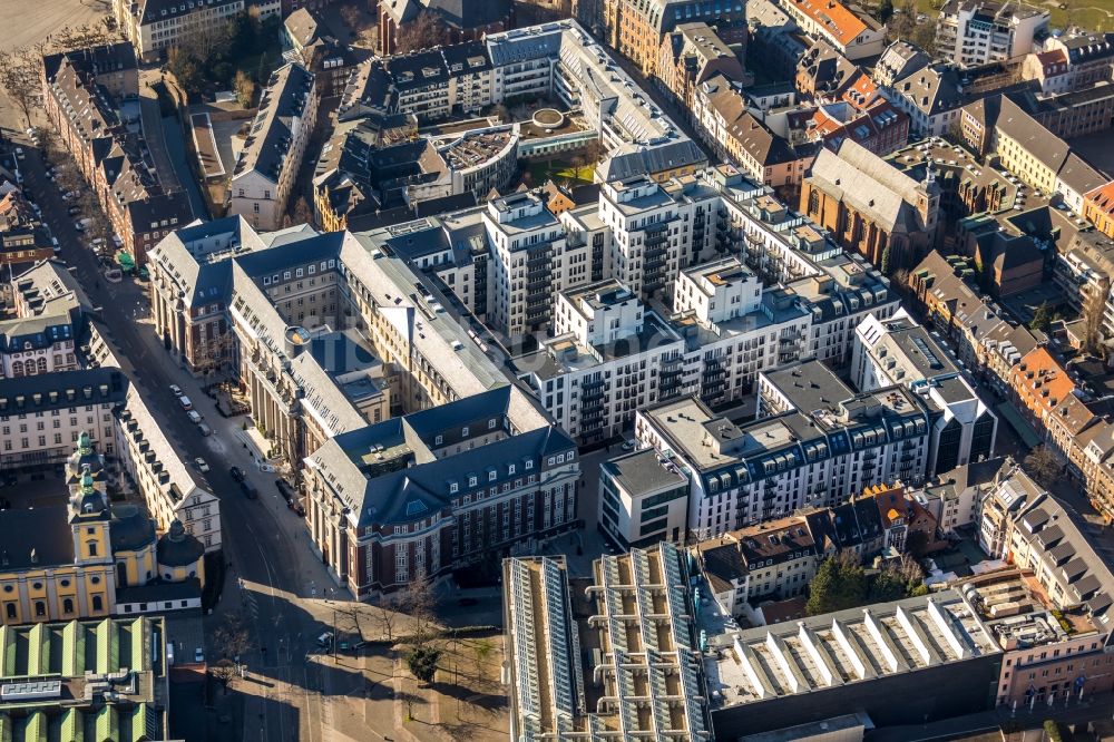 Luftbild Düsseldorf - Baustelle Andreas Quartier zum Umbau und Ausbau des denkmalgeschützten Altbau- Gebäudes des ehemaligen Amtsgerichtsgebäude an der Mühlenstraße in Düsseldorf im Bundesland Nordrhein-Westfalen