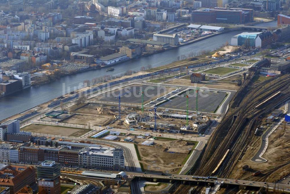 Luftaufnahme Berlin - Friedrichshain - Baustelle Anschutz-Arena Berlin