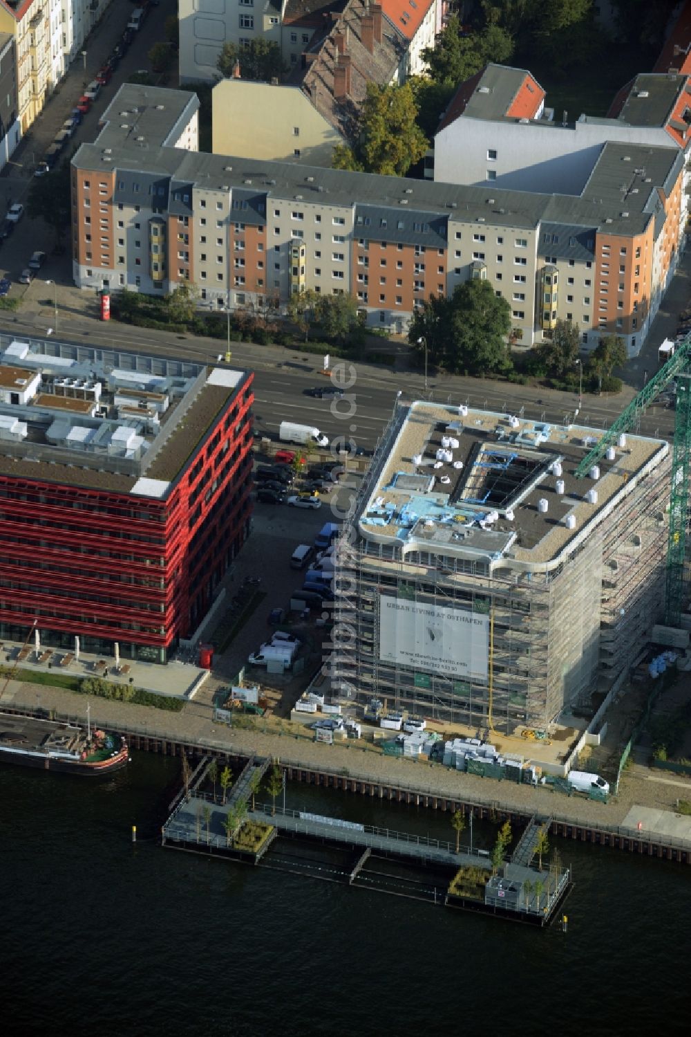 Berlin von oben - Baustelle des Apartment- und Wohnhauses The White am Osthafen am Nordufer der Spree in Berlin