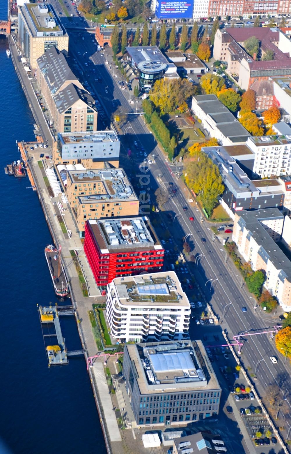 Berlin von oben - Baustelle des Apartment- und Wohnhauses The White am Osthafen am Nordufer der Spree in Berlin