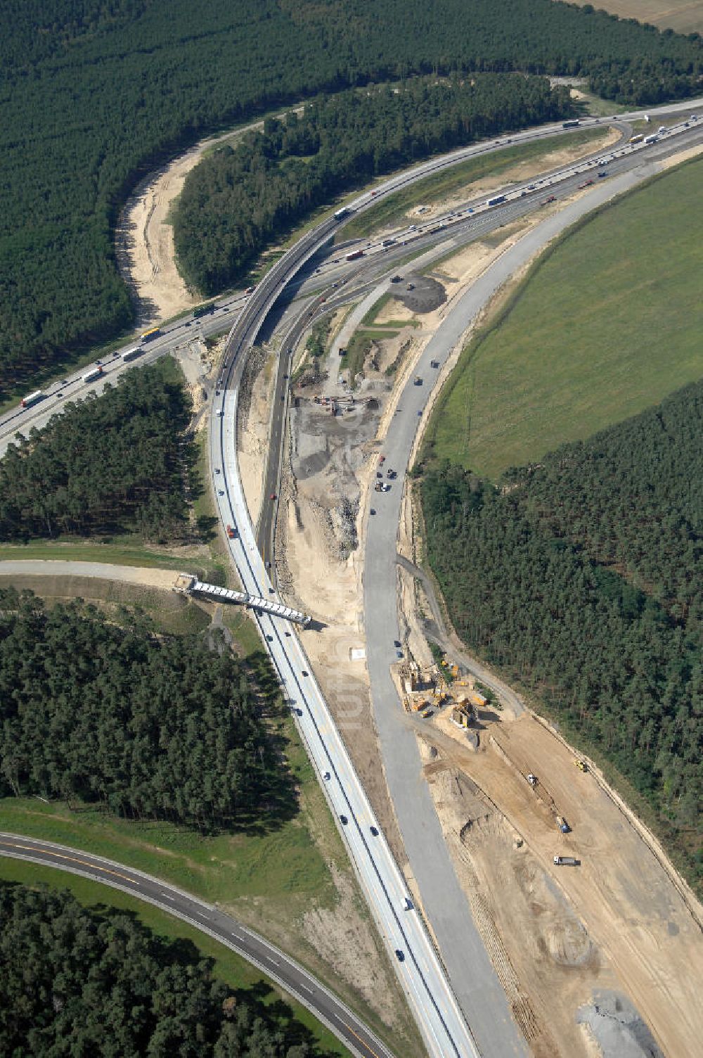 Luftbild Berlin - Baustelle vom Um- und Ausbau des Autobahndreieck Nuthetal (A 10 und A 115)