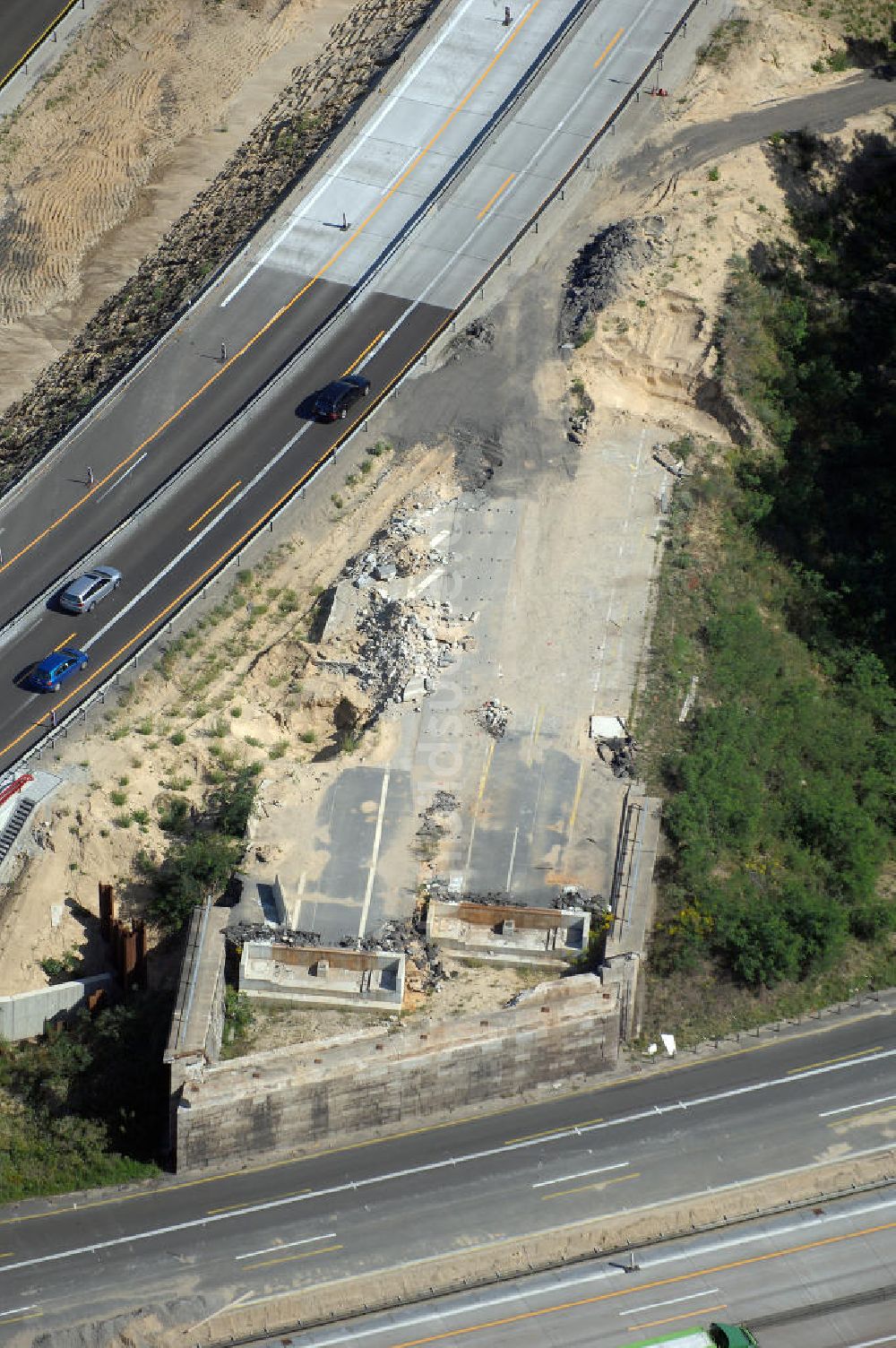 Luftaufnahme Berlin - Baustelle vom Um- und Ausbau des Autobahndreieck Nuthetal (A 10 und A 115)