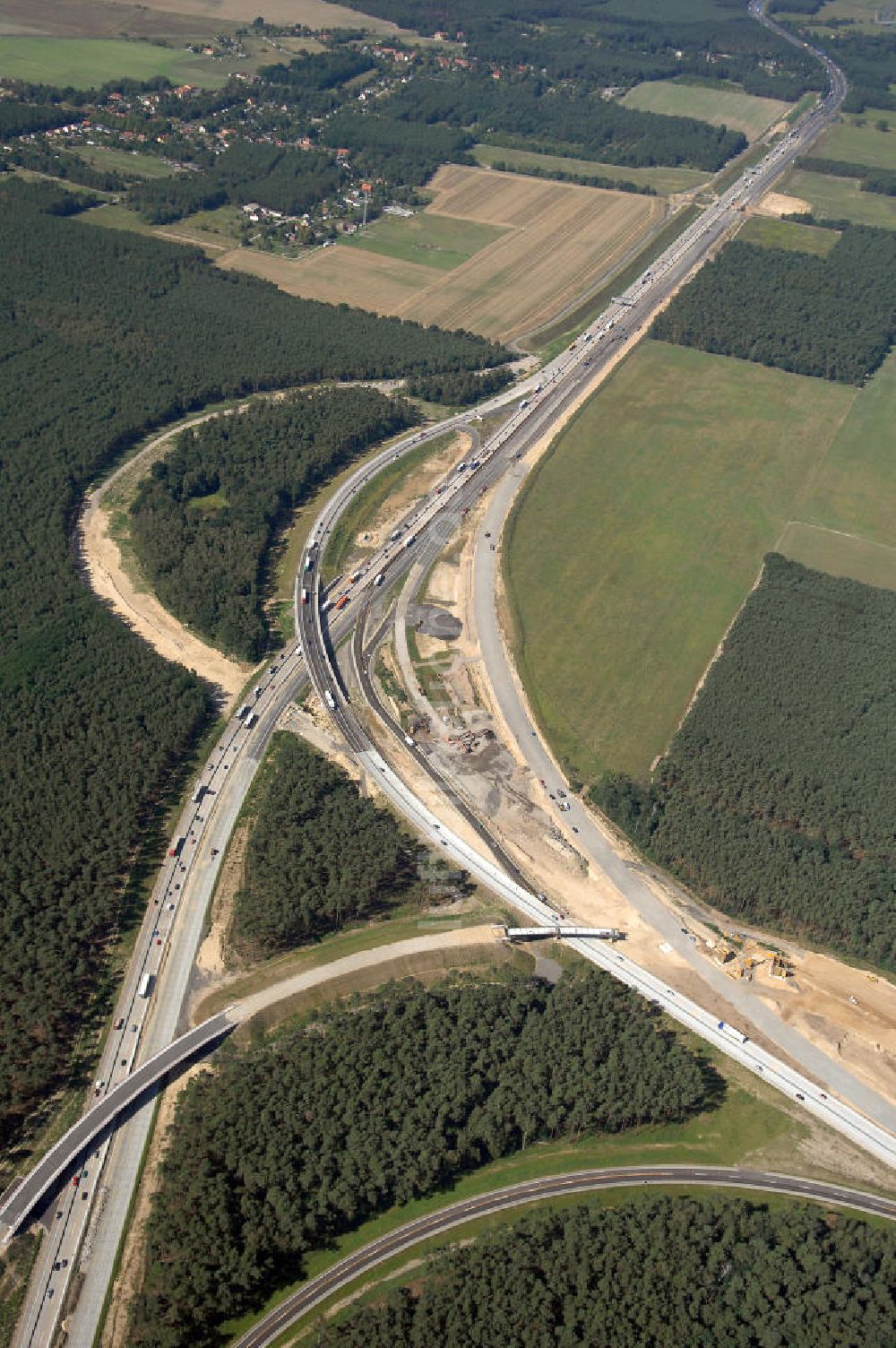 Luftbild Berlin - Baustelle vom Um- und Ausbau des Autobahndreieck Nuthetal (A 10 und A 115)