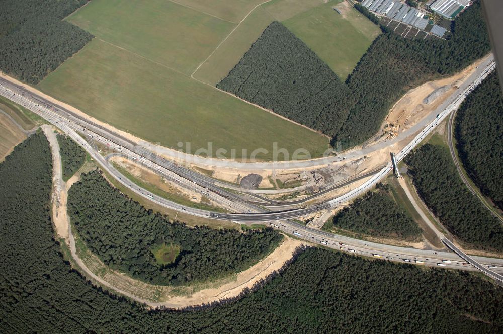 Luftaufnahme Berlin - Baustelle vom Um- und Ausbau des Autobahndreieck Nuthetal (A 10 und A 115)