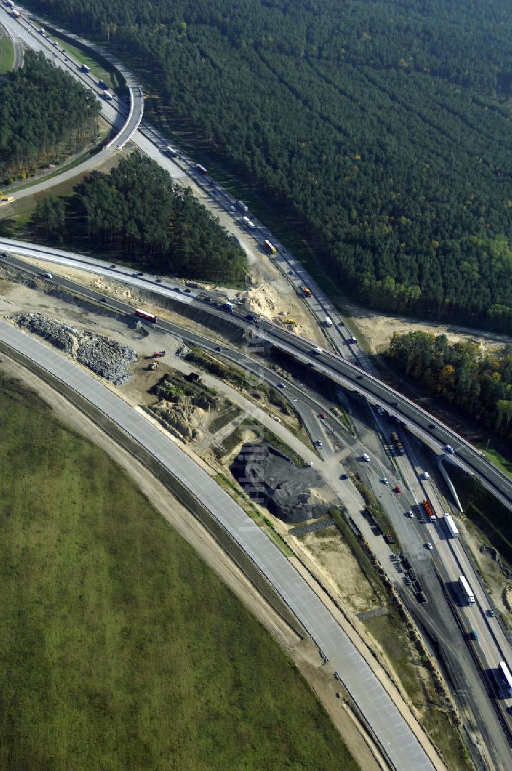 Nuthetal aus der Vogelperspektive: Baustelle vom Um- und Ausbau des Autobahndreieck Nuthetal (A 10 und A 115)