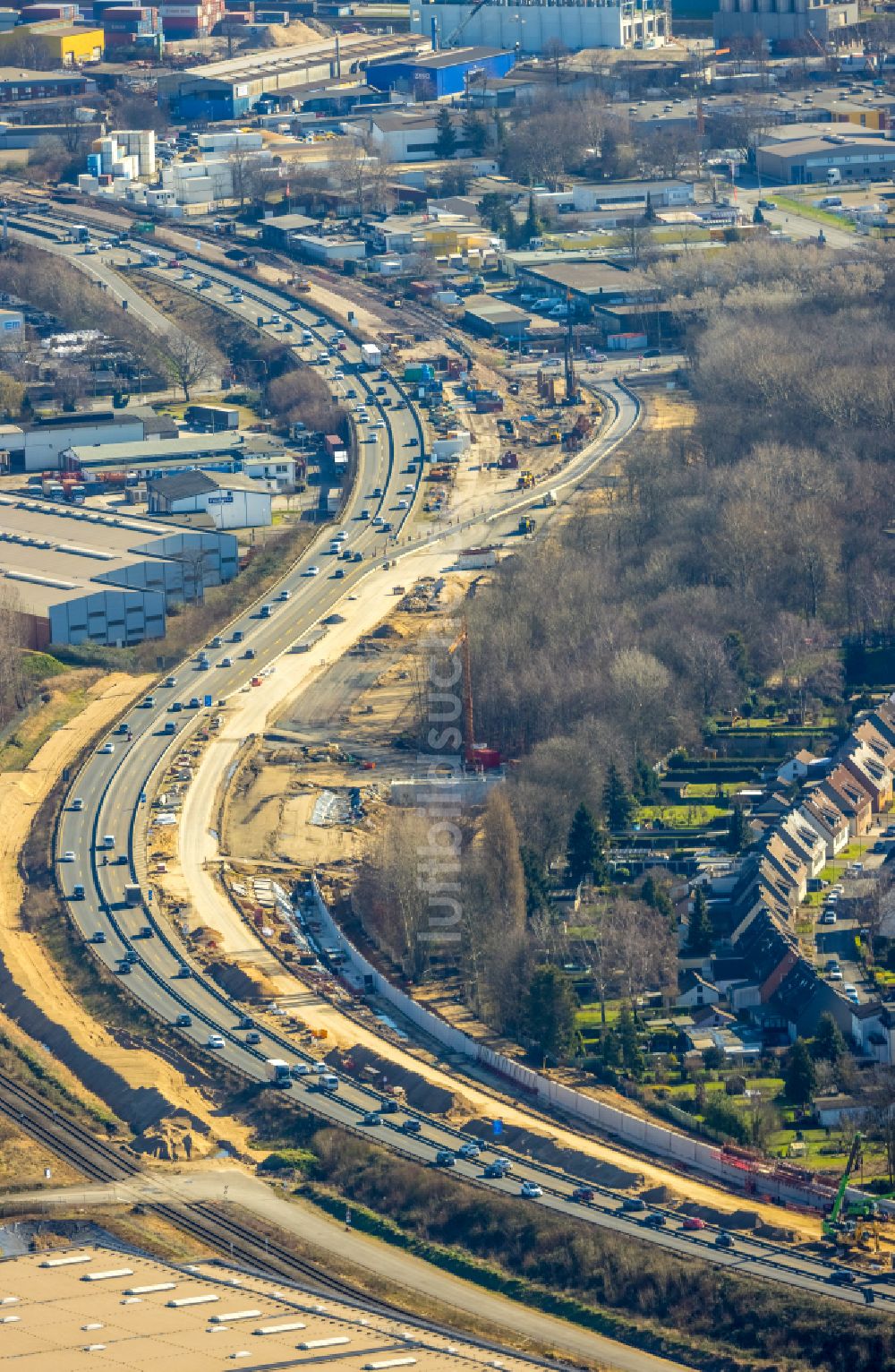 Luftbild Duisburg - Baustelle am Autobahn- Brückenbauwerk der BAB A40, Ausfahrt Duisburg Hafen in Duisburg im Bundesland Nordrhein-Westfalen, Deutschland