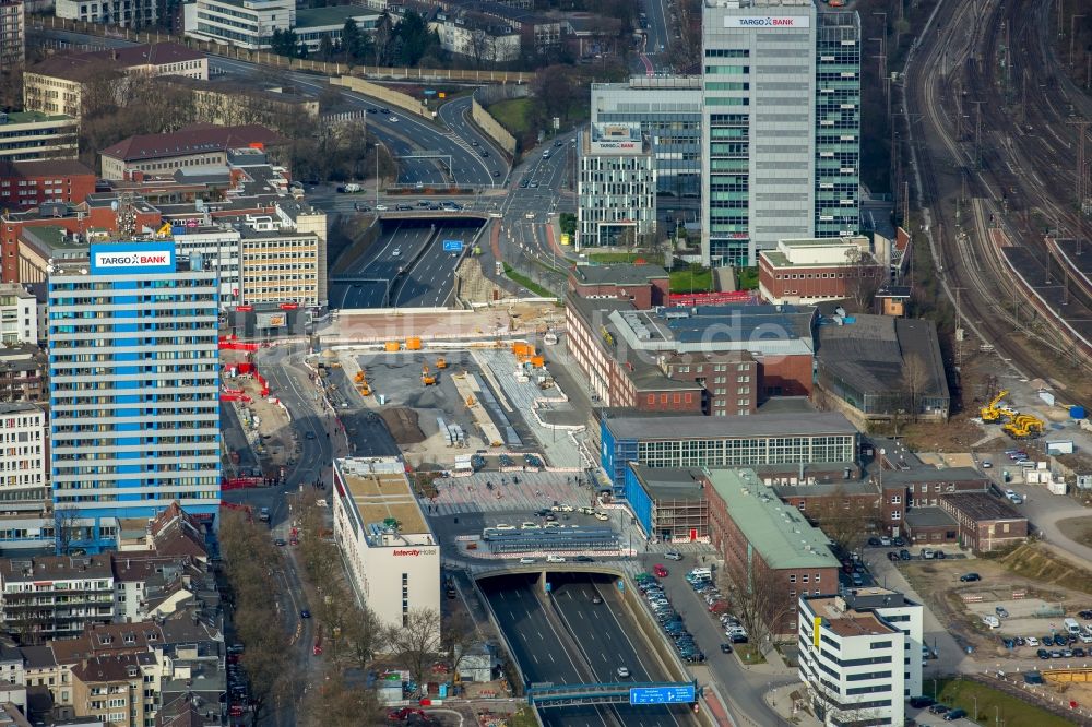 Duisburg aus der Vogelperspektive: Baustelle am Autobahn- Brückenbauwerk der BAB A57 über die Landfermannstraße im Ortsteil Duisburg Mitte in Duisburg im Bundesland Nordrhein-Westfalen