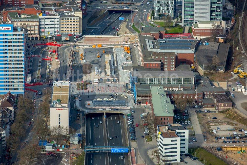 Luftbild Duisburg - Baustelle am Autobahn- Brückenbauwerk der BAB A57 über die Landfermannstraße im Ortsteil Duisburg Mitte in Duisburg im Bundesland Nordrhein-Westfalen