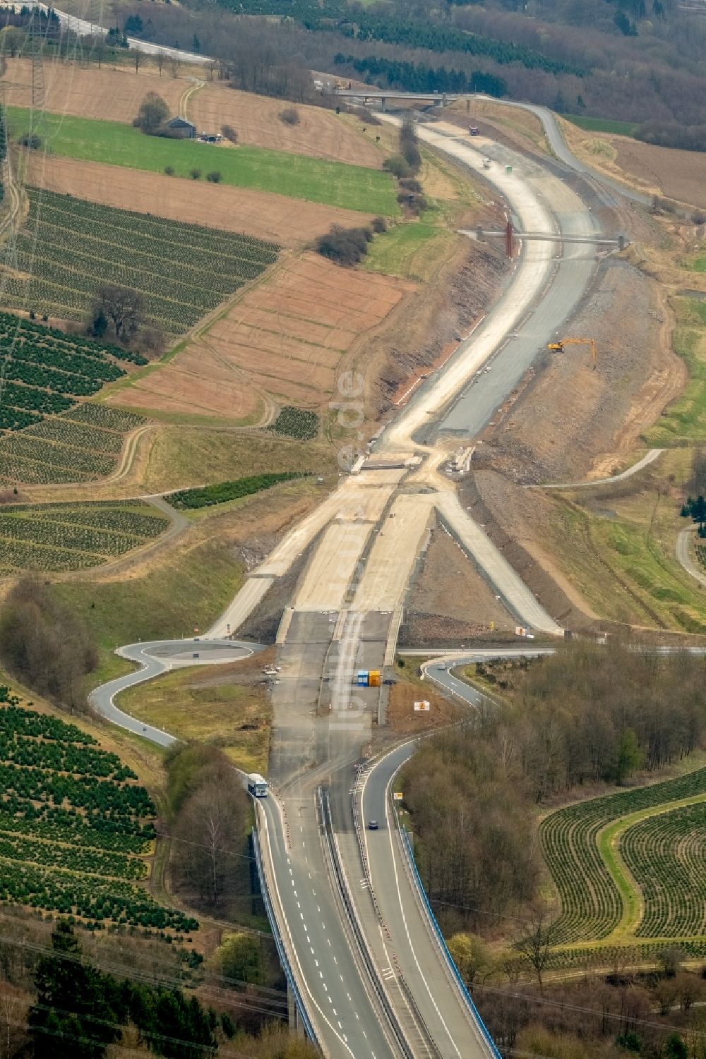 Luftaufnahme Bestwig - Baustelle am Autobahn- Brückenbauwerk der BAB A46 in Bestwig im Bundesland Nordrhein-Westfalen, Deutschland