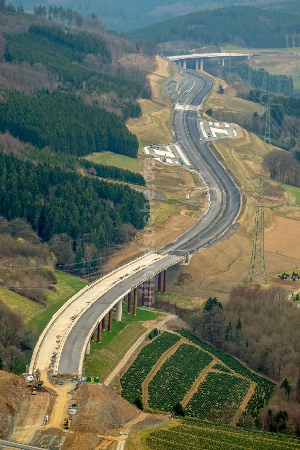 Luftaufnahme Bestwig - Baustelle am Autobahn- Brückenbauwerk der BAB A46 in Bestwig im Bundesland Nordrhein-Westfalen, Deutschland