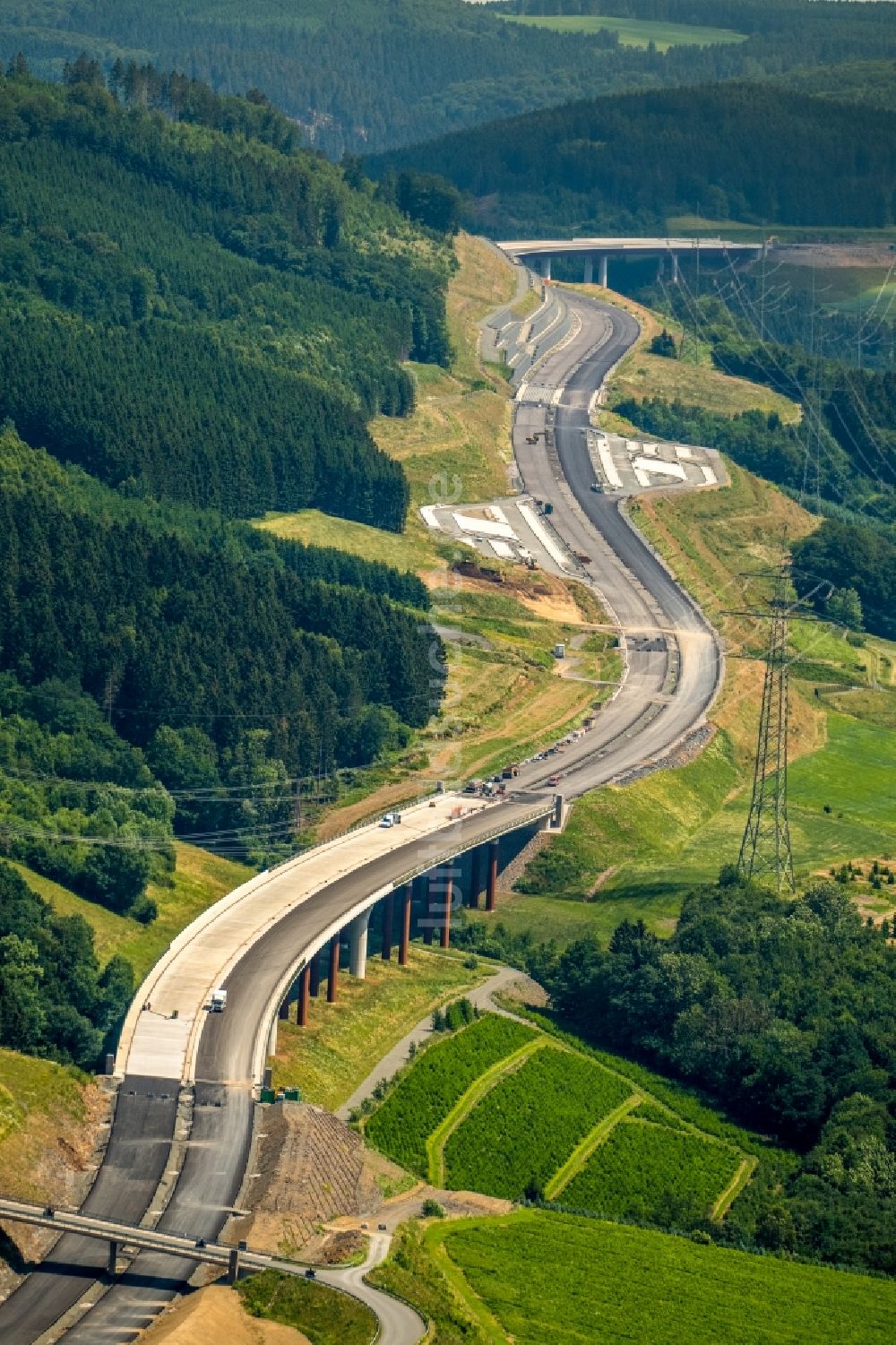 Bestwig von oben - Baustelle am Autobahn- Brückenbauwerk der BAB A46 in Bestwig im Bundesland Nordrhein-Westfalen, Deutschland