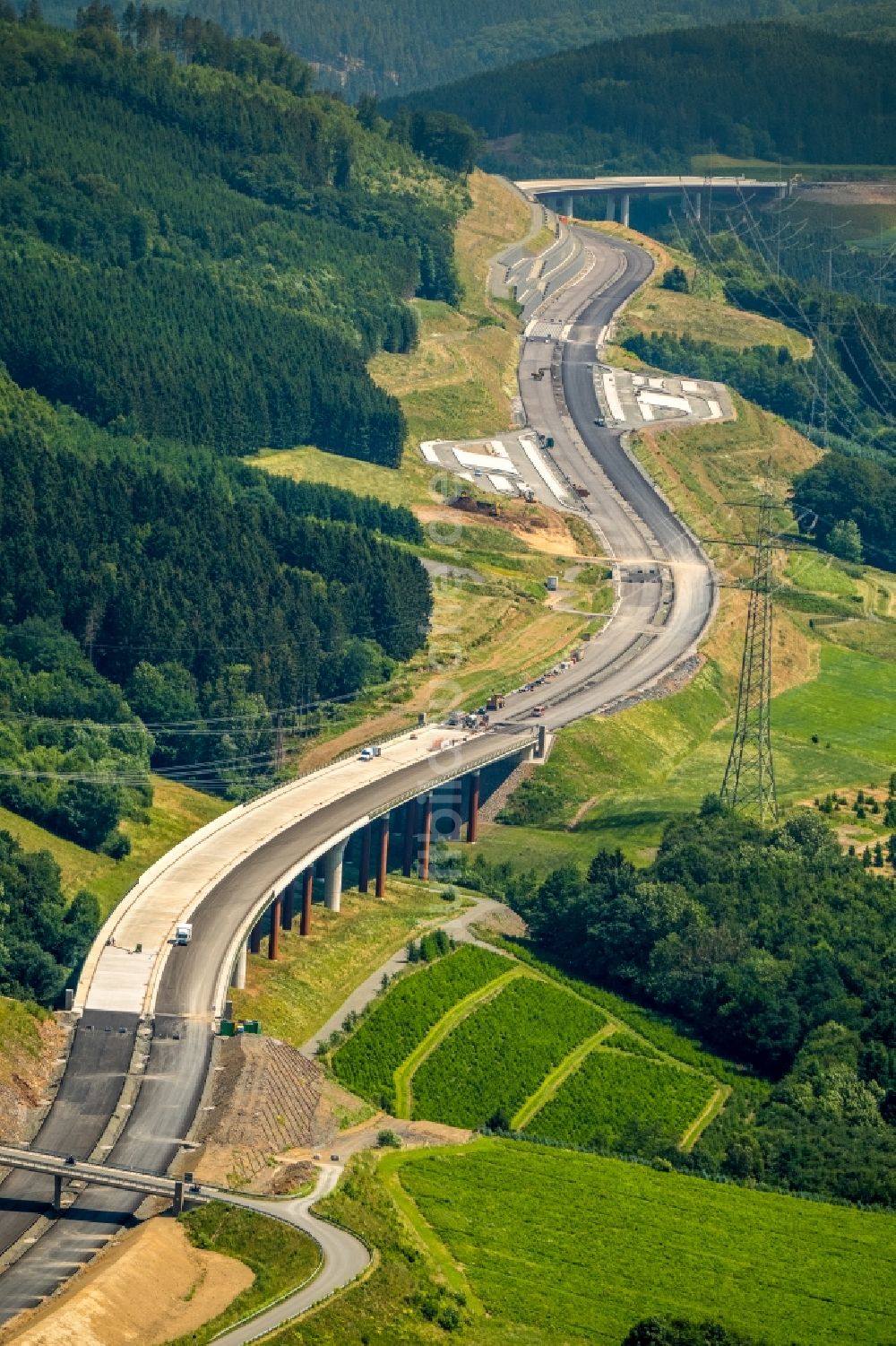 Bestwig aus der Vogelperspektive: Baustelle am Autobahn- Brückenbauwerk der BAB A46 in Bestwig im Bundesland Nordrhein-Westfalen, Deutschland