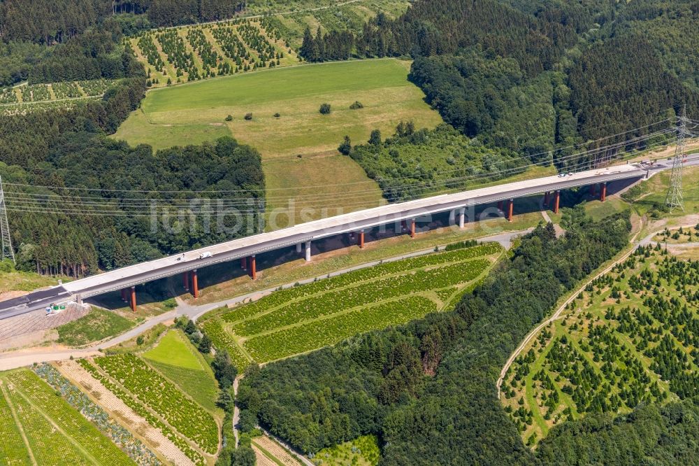 Luftaufnahme Bestwig - Baustelle am Autobahn- Brückenbauwerk der BAB A46 in Bestwig im Bundesland Nordrhein-Westfalen, Deutschland