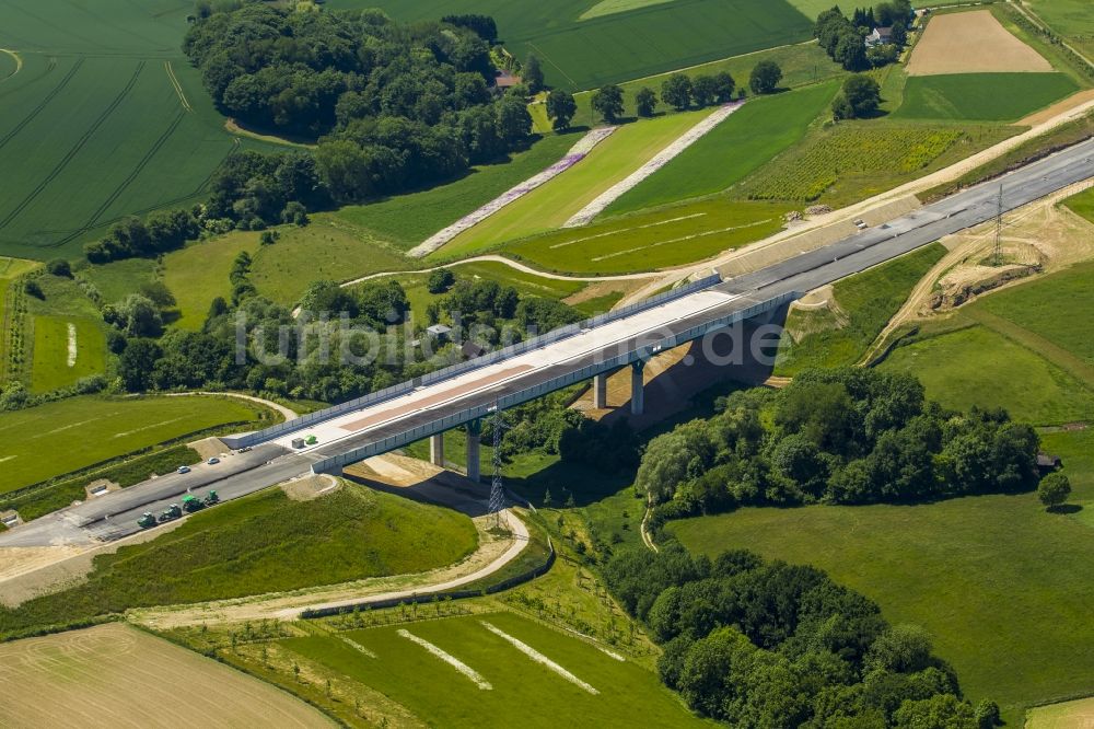 Luftaufnahme Velbert - Baustelle am Autobahn- Brückenbauwerk der BAB Erweiterung der A44 an der B277 in Velbert im Bundesland Nordrhein-Westfalen