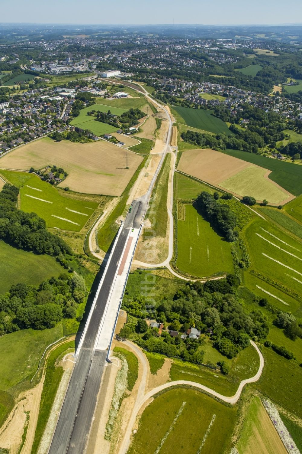 Velbert von oben - Baustelle am Autobahn- Brückenbauwerk der BAB Erweiterung der A44 an der B277 in Velbert im Bundesland Nordrhein-Westfalen