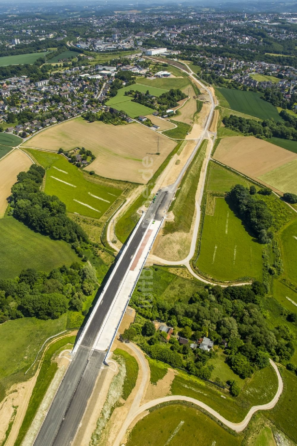 Velbert aus der Vogelperspektive: Baustelle am Autobahn- Brückenbauwerk der BAB Erweiterung der A44 an der B277 in Velbert im Bundesland Nordrhein-Westfalen