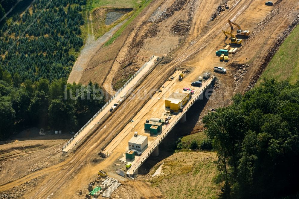 Luftaufnahme Meschede - Baustelle am Autobahn- Brückenbauwerk der BAB A46 in Meschede im Bundesland Nordrhein-Westfalen