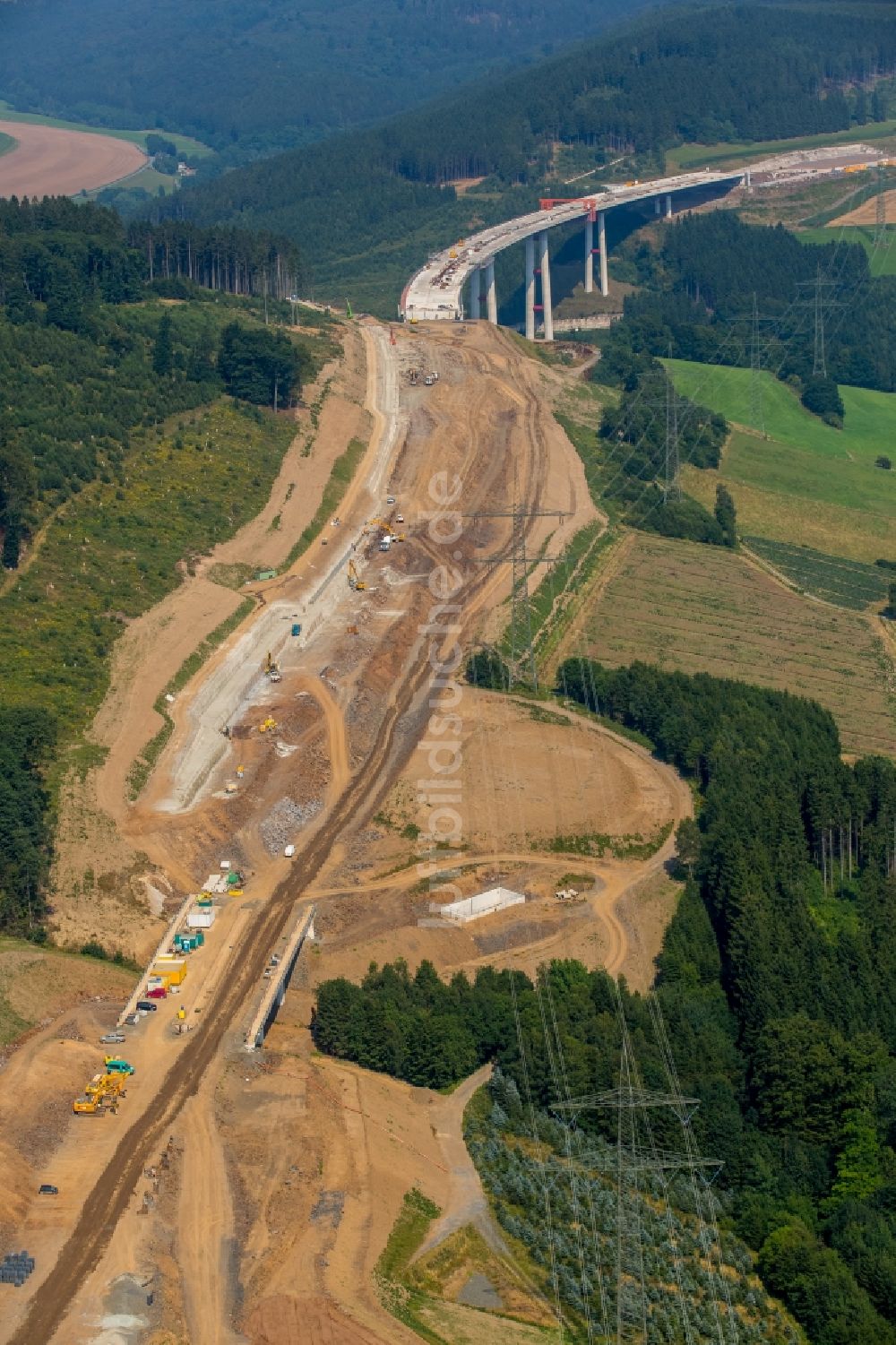 Luftaufnahme Meschede - Baustelle am Autobahn- Brückenbauwerk der BAB A46 in Meschede im Bundesland Nordrhein-Westfalen