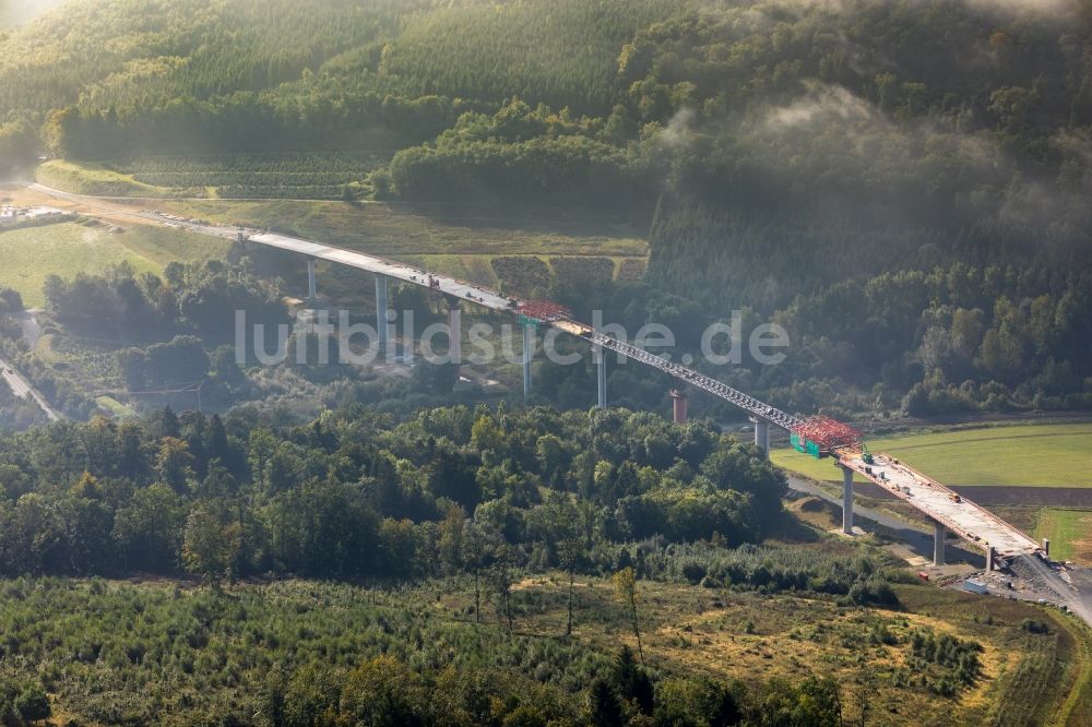 Luftaufnahme Bestwig - Baustelle am Autobahn- Brückenbauwerk der BAB AA 46 - B480n Neue Ruhrtalbrücke Bermecke in Bestwig im Bundesland Nordrhein-Westfalen