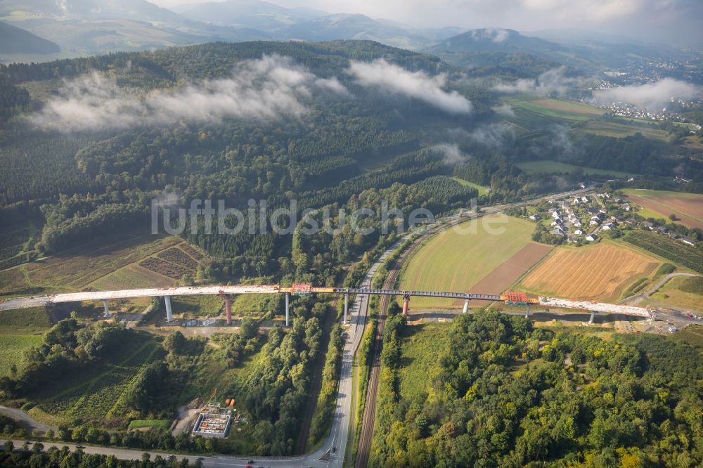 Bestwig von oben - Baustelle am Autobahn- Brückenbauwerk der BAB AA 46 - B480n Neue Ruhrtalbrücke Bermecke in Bestwig im Bundesland Nordrhein-Westfalen