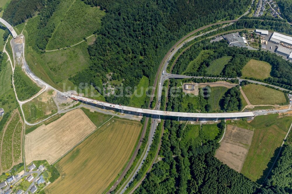 Luftaufnahme Bestwig - Baustelle am Autobahn- Brückenbauwerk der BAB AA 46 - B480n Neue Ruhrtalbrücke Bermecke in Bestwig im Bundesland Nordrhein-Westfalen