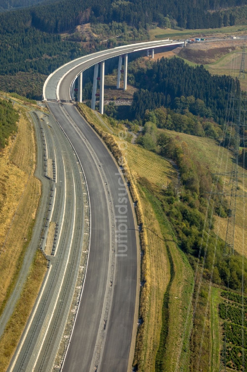 Luftaufnahme Bestwig - Baustelle am Autobahn- Brückenbauwerk der BAB A 46 - B480n Neue Ruhrtalbrücke Bermecke in Bestwig im Bundesland Nordrhein-Westfalen