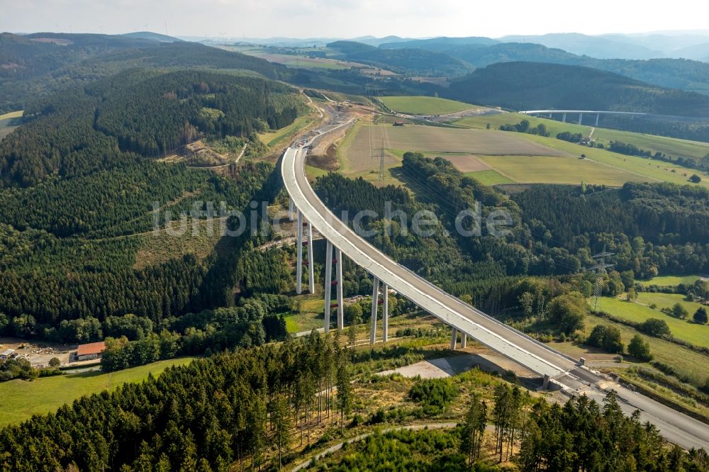 Bestwig von oben - Baustelle am Autobahn- Brückenbauwerk der BAB A 46 - B480n Neue Ruhrtalbrücke Bermecke in Bestwig im Bundesland Nordrhein-Westfalen