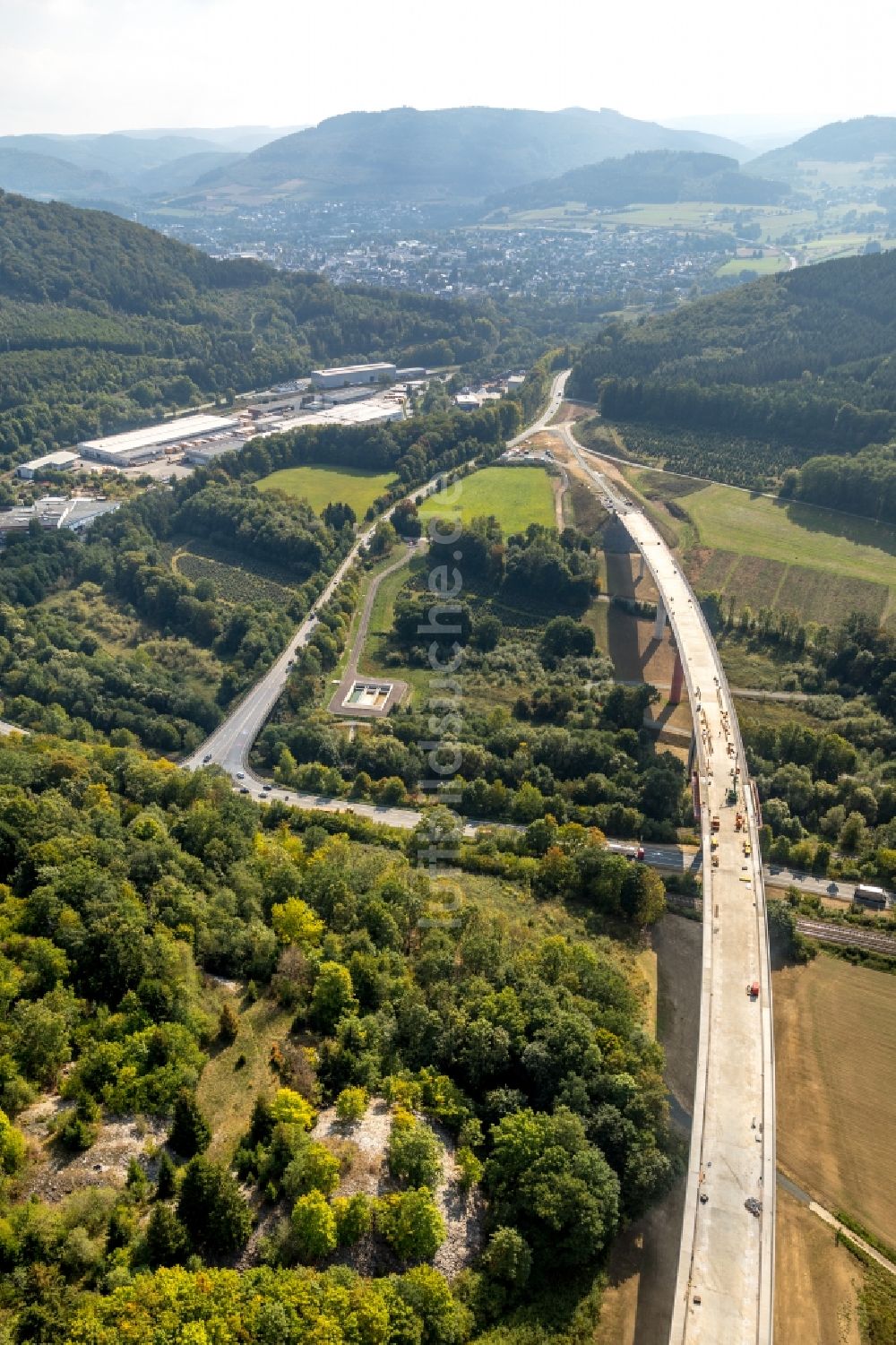 Luftaufnahme Bestwig - Baustelle am Autobahn- Brückenbauwerk der BAB A 46 - B480n Neue Ruhrtalbrücke Bermecke in Bestwig im Bundesland Nordrhein-Westfalen