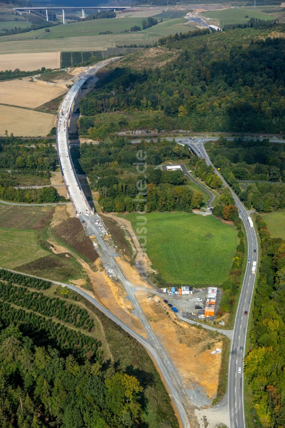 Luftaufnahme Bestwig - Baustelle am Autobahn- Brückenbauwerk der BAB A 46 - B480n Neue Ruhrtalbrücke Bermecke in Bestwig im Bundesland Nordrhein-Westfalen