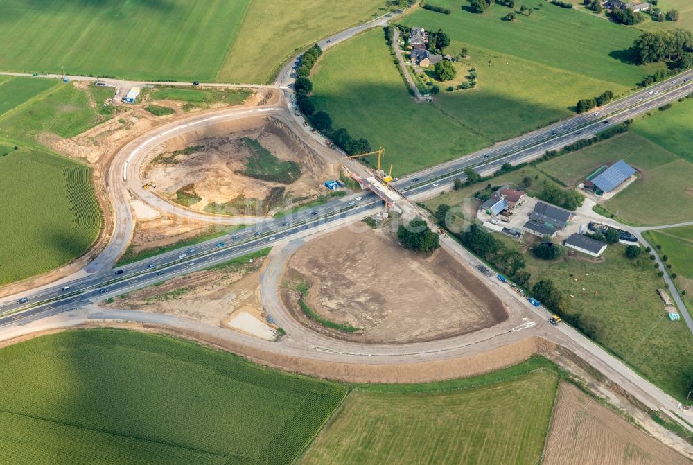 Emmerich am Rhein von oben - Baustelle am Autobahn- Brückenbauwerk der BAB A3 und einer neuen Autobahnauffahrt an der Netterschdensche Straße in Emmerich am Rhein im Bundesland Nordrhein-Westfalen, Deutschland