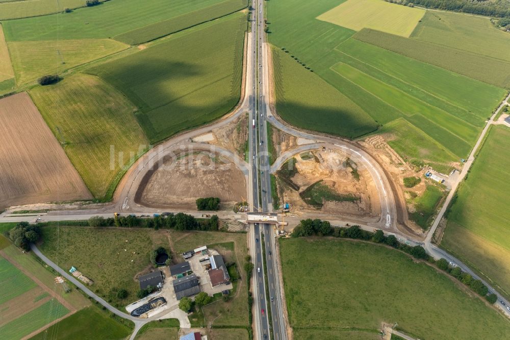 Luftaufnahme Emmerich am Rhein - Baustelle am Autobahn- Brückenbauwerk der BAB A3 und einer neuen Autobahnauffahrt an der Netterschdensche Straße in Emmerich am Rhein im Bundesland Nordrhein-Westfalen, Deutschland