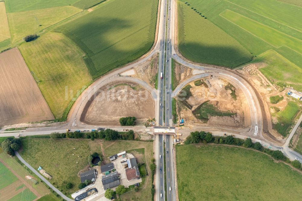 Emmerich am Rhein von oben - Baustelle am Autobahn- Brückenbauwerk der BAB A3 und einer neuen Autobahnauffahrt an der Netterschdensche Straße in Emmerich am Rhein im Bundesland Nordrhein-Westfalen, Deutschland