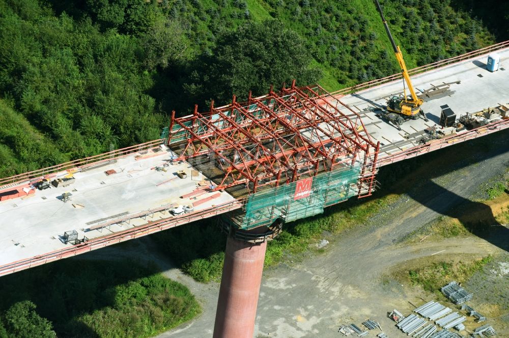 Olsberg aus der Vogelperspektive: Baustelle am Autobahn- Brückenbauwerk der BAB A46n im Ortsteil Bigge in Olsberg im Bundesland Nordrhein-Westfalen, Deutschland