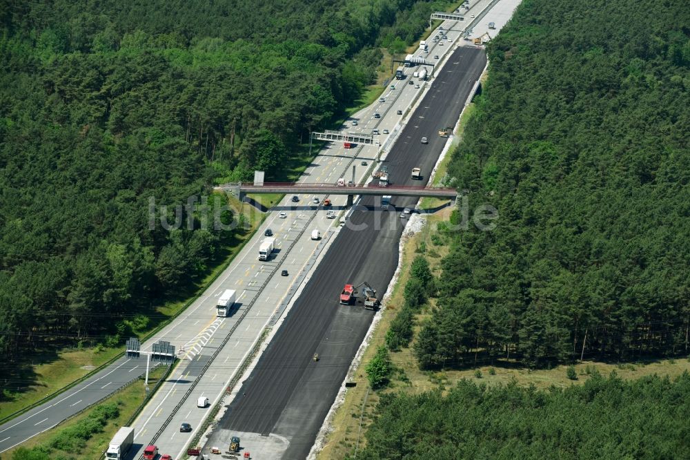 Luftaufnahme Lehnin - Baustelle am Autobahn- Streckenverlauf der BAB A2 in Lehnin im Bundesland Brandenburg, Deutschland