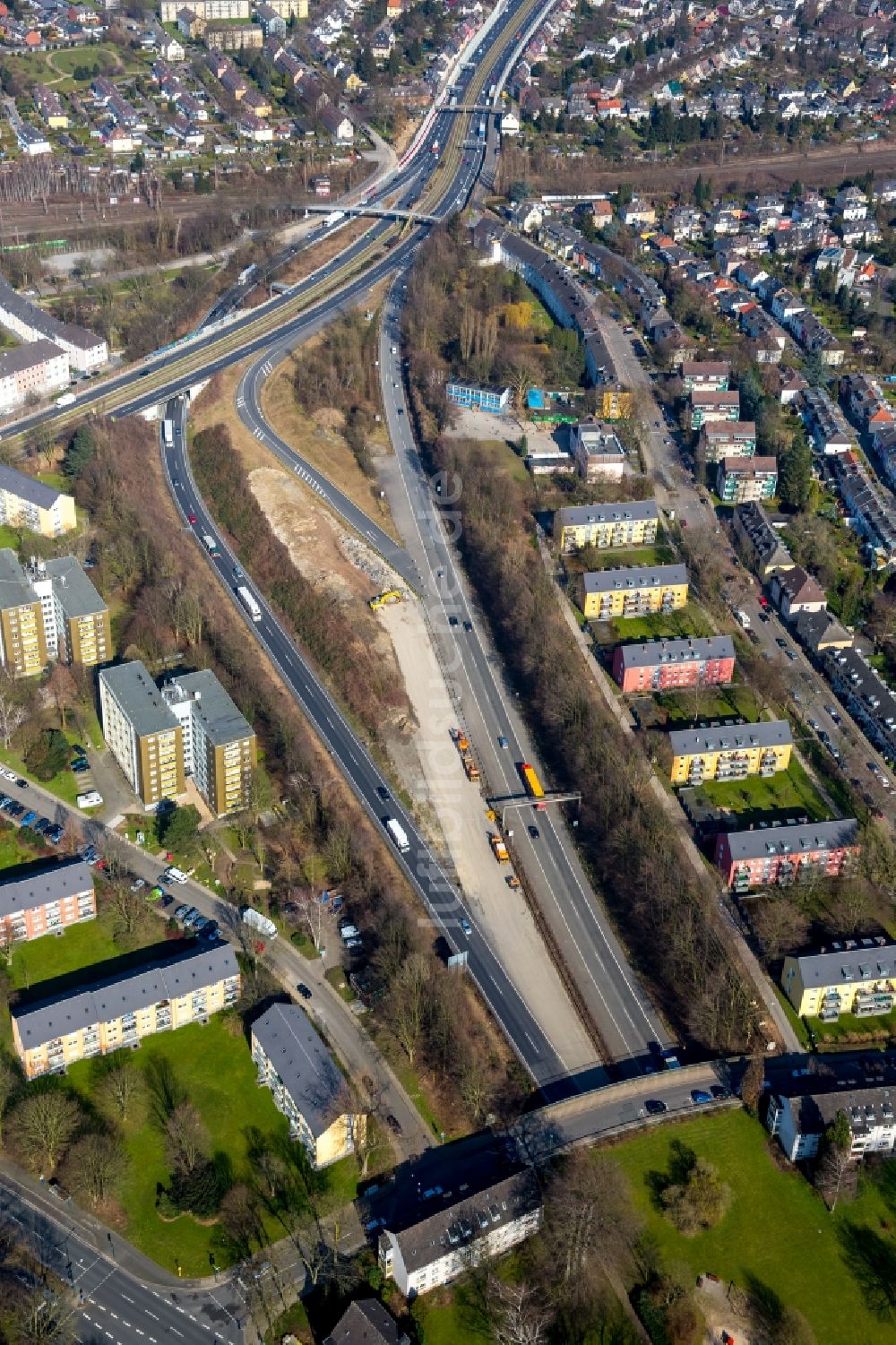 Luftbild Essen - Baustelle an der Autobahnauffahrt am Autobahnkreuz der BAB A52 und A40 in Essen im Bundesland Nordrhein-Westfalen