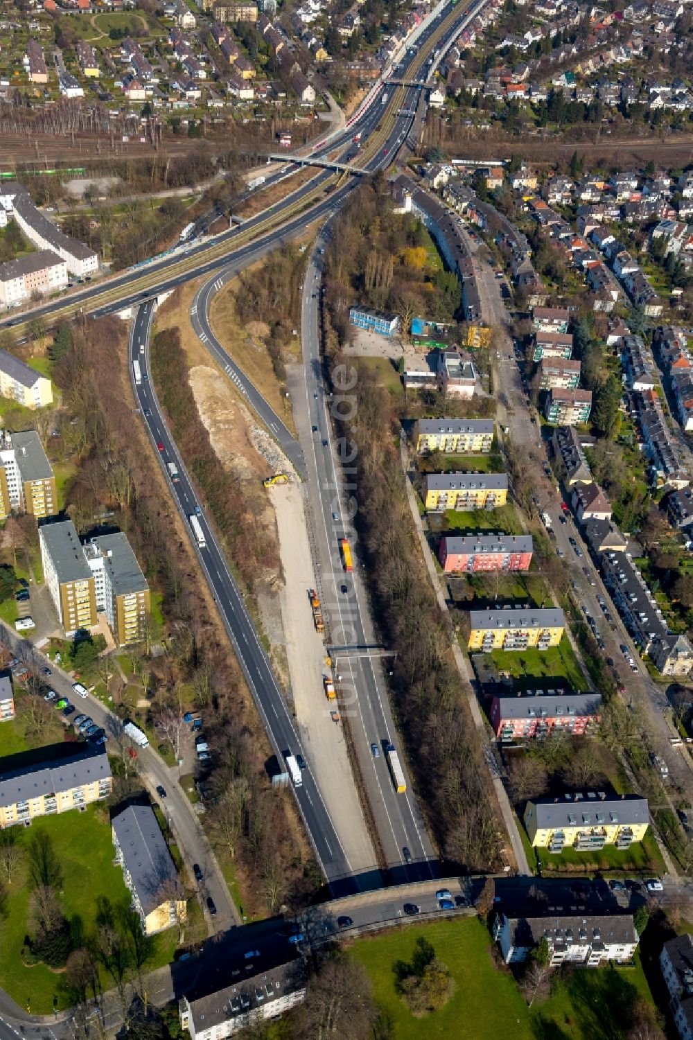 Essen von oben - Baustelle an der Autobahnauffahrt am Autobahnkreuz der BAB A52 und A40 in Essen im Bundesland Nordrhein-Westfalen