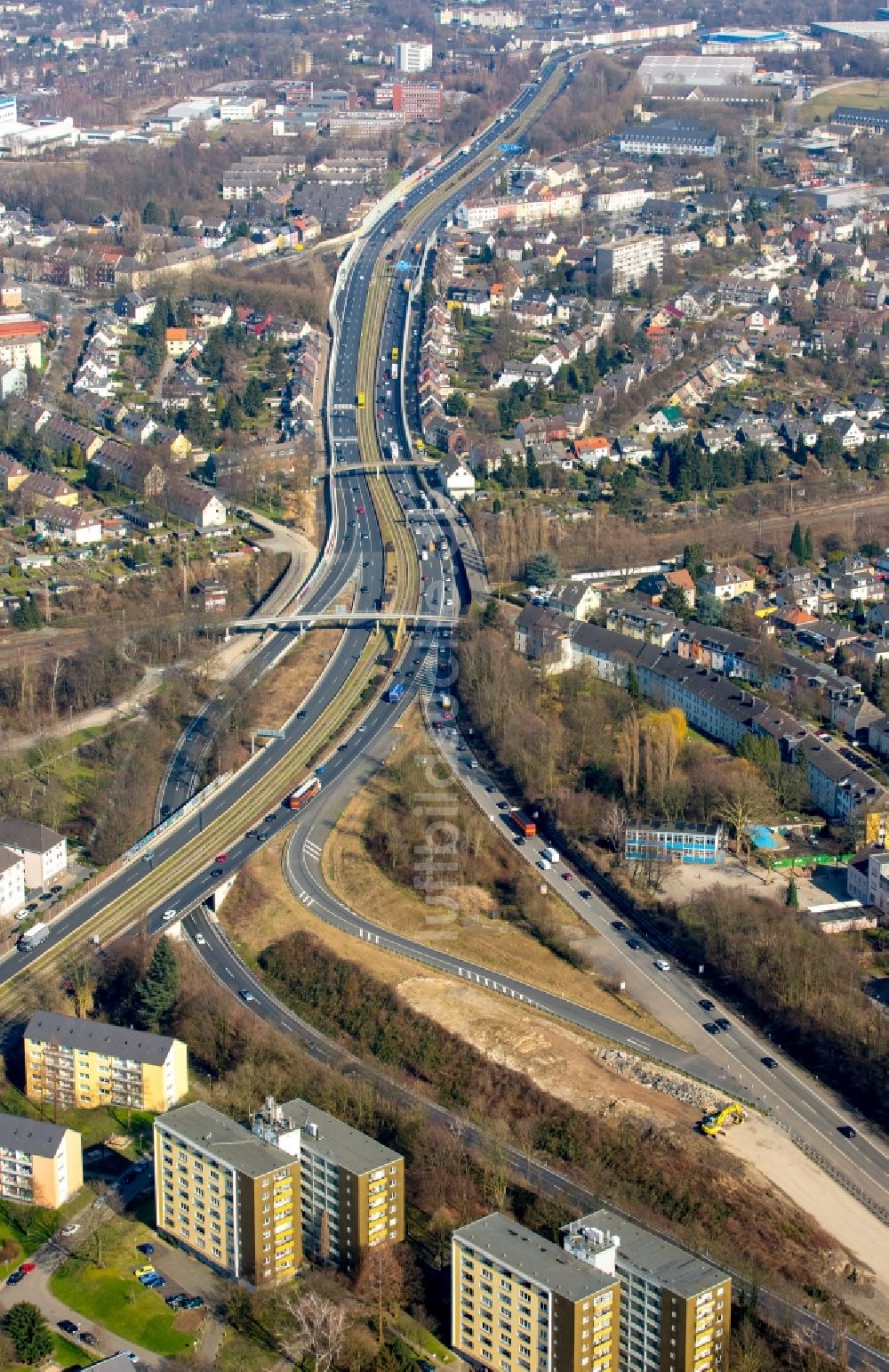 Essen aus der Vogelperspektive: Baustelle an der Autobahnauffahrt am Autobahnkreuz der BAB A52 und A40 in Essen im Bundesland Nordrhein-Westfalen