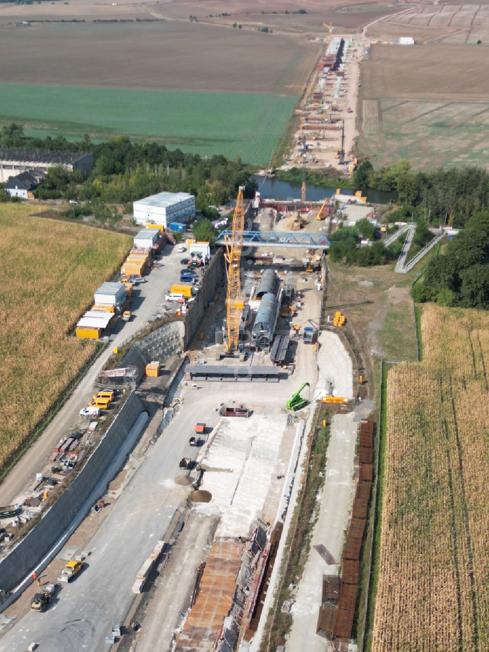 Luftbild Salzmünde - Baustelle der Autobahnquerung Saalebrücke der BAB A 143 über die Saale in Salzmünde im Bundesland Sachsen-Anhalt, Deutschland